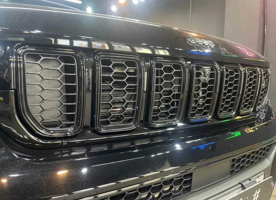 Jeep Grand Cherokeeのカーラッピング事例 施工写真 5