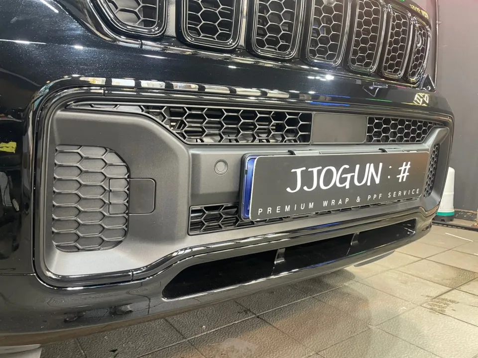 Jeep Grand Cherokeeのカーラッピング事例 施工写真 6