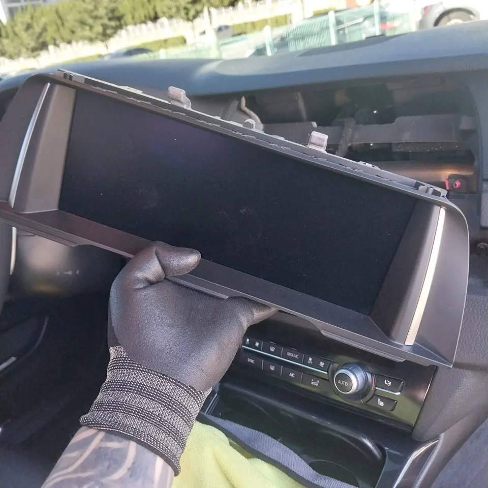 BMW 5 Series F10のAndroid Auto・CarPlay取付事例 施工写真 2-2