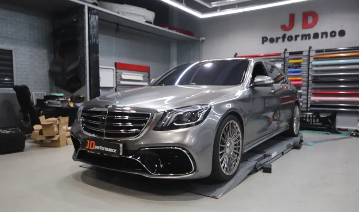 メルセデス・ベンツ Sクラス W222のカーラッピング事例|アイボリーホワイトの高級感 施工写真 2-1