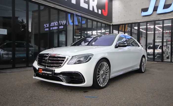メルセデス・ベンツ Sクラス W222のカーラッピング事例|アイボリーホワイトの高級感 施工写真 2-2