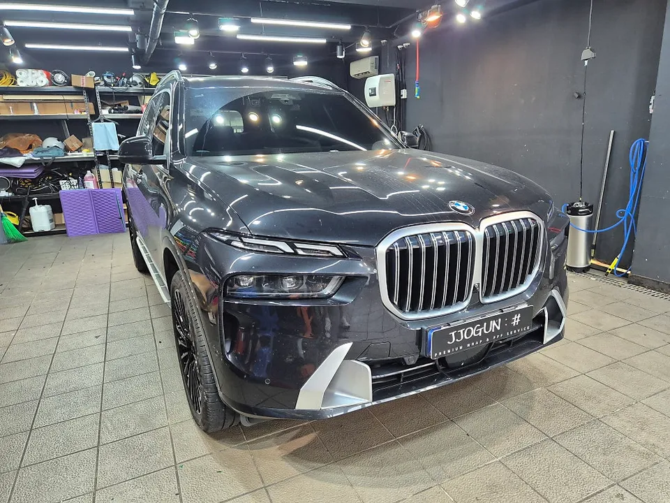 BMW X7のカーラッピング事例|クローム除去で印象激変 施工写真 1-1
