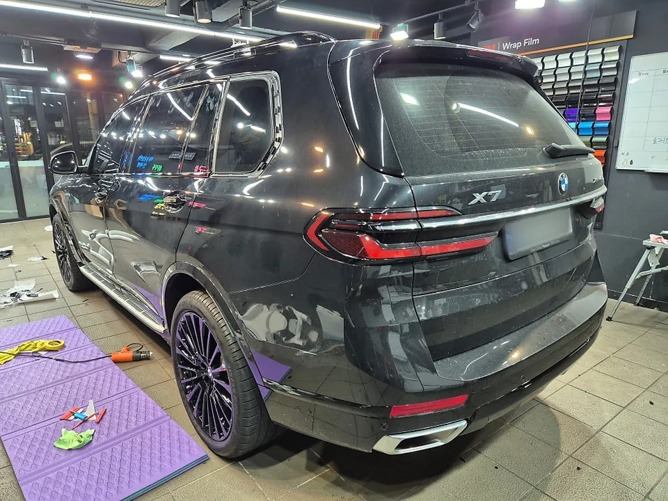 BMW X7のカーラッピング事例|クローム除去で印象激変 施工写真 2-1