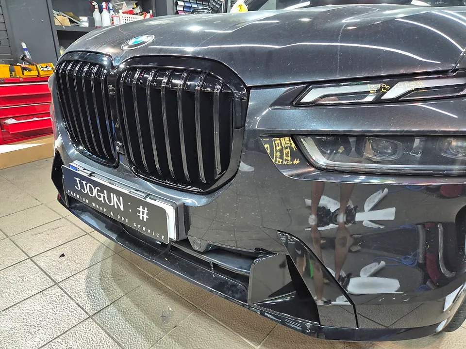 BMW X7のカーラッピング事例|クローム除去で印象激変 施工写真 2-2