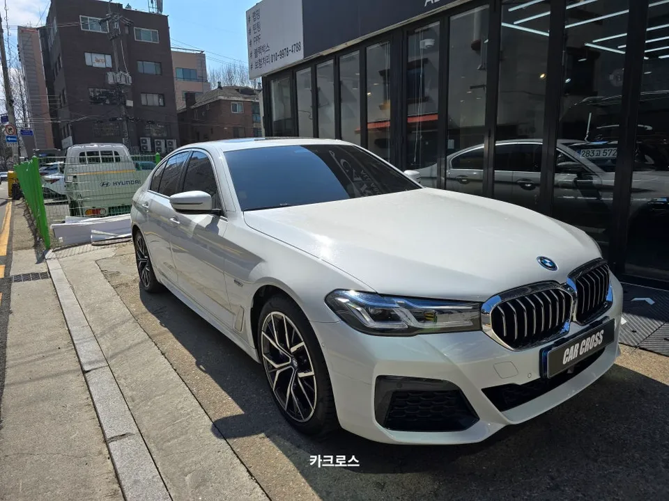 BMW 5 Series G30 カーラッピング事例：クローム除去と室内カーボン 写真
