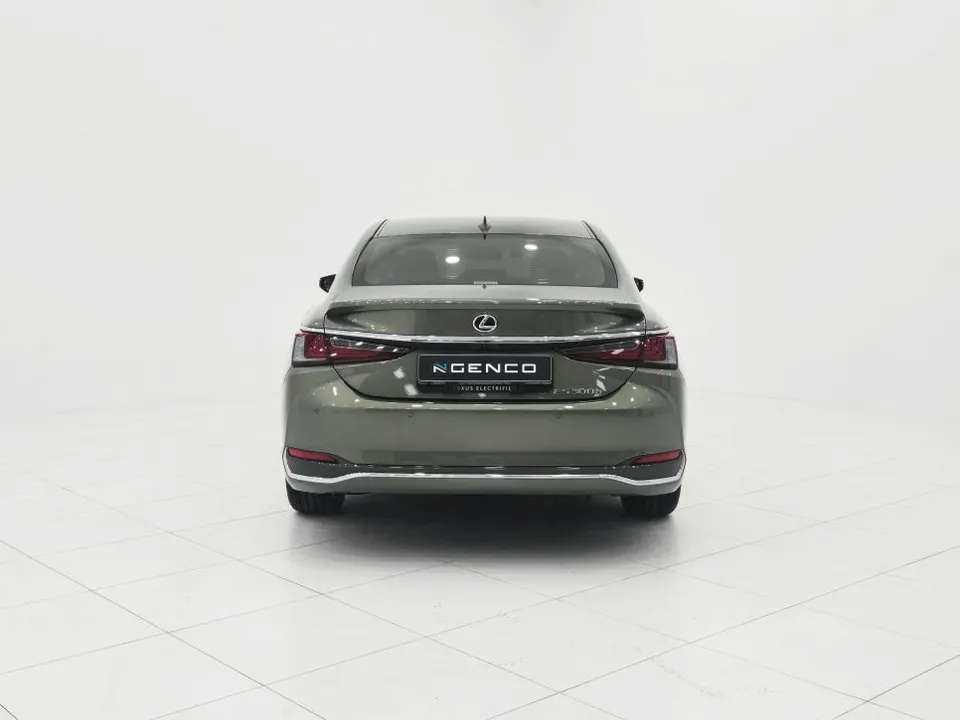 Lexus ES 300hのPPF施工事例 施工写真 2-1
