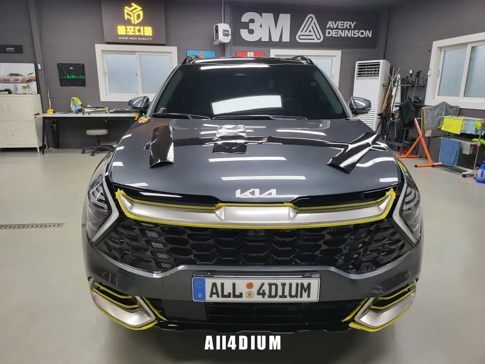 Kia Sportage NQ5のカーラッピング事例：クロームパーツをブラック化 施工写真 3-2