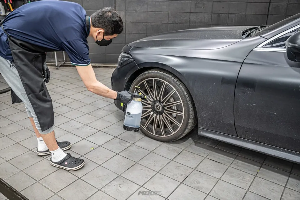 Mercedes-Benz CLEのガラスコーティング事例|韓国での施工 施工写真 3-2