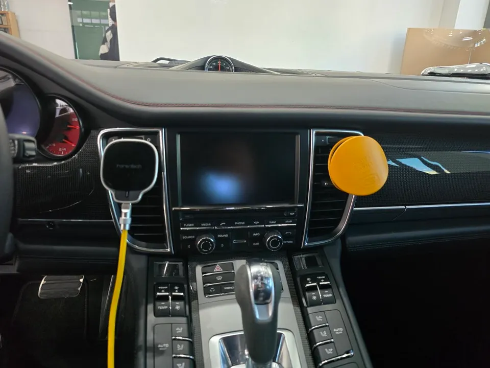 PorscheのAndroid Auto・CarPlay取付事例 施工写真 3-1