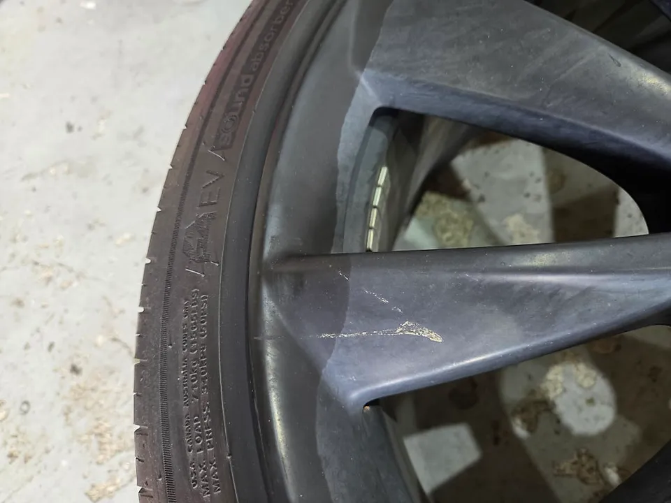 Tesla Model 3のホイールリペア・塗装事例 施工写真 1-2