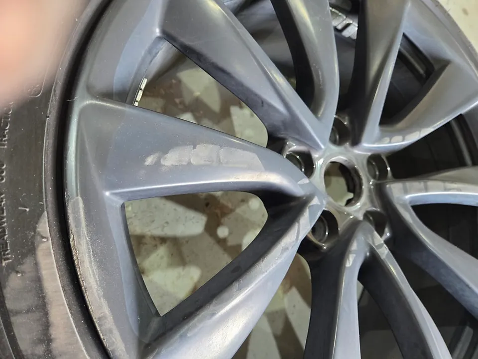 Tesla Model 3のホイールリペア・塗装事例 施工写真 3-2