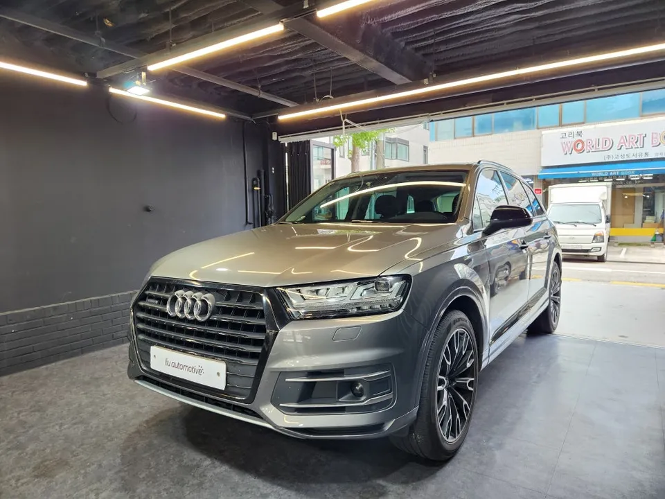 Audi Q7のカーラッピング事例|ブラックパック風カスタム 施工写真 3-1