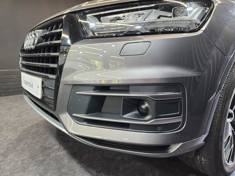Audi Q7のカーラッピング事例|ブラックパック風カスタム 施工写真 1-2