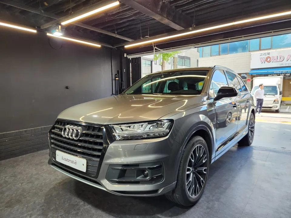 Audi Q7のカーラッピング事例|ブラックパック風カスタム 施工写真 2-2