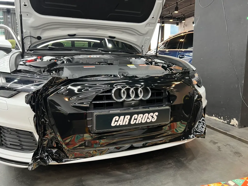 Audi A6のカーラッピング事例｜クロームパーツのブラックアウト 施工写真 1-2