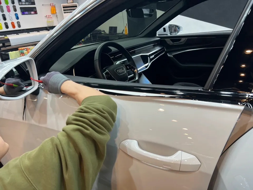 Audi A6のカーラッピング事例｜クロームパーツのブラックアウト 施工写真 3-2