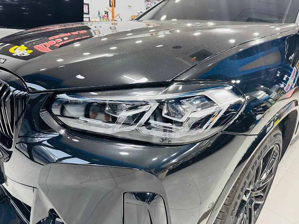 BMW X4のヘッドライトPPF施工事例｜費用目安と仕上がり 施工写真 3-1