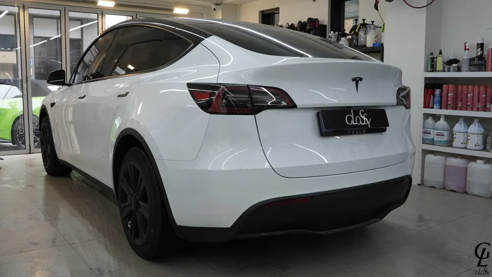 Tesla Model Yのカーラッピング事例:サテンダークグレー 施工写真 2-1