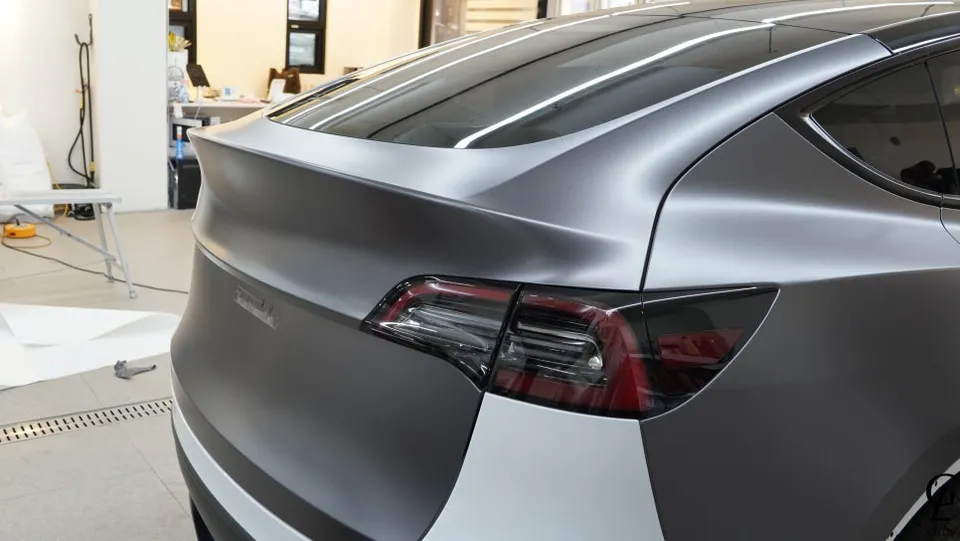 Tesla Model Yのカーラッピング事例:サテンダークグレー 施工写真 1-2