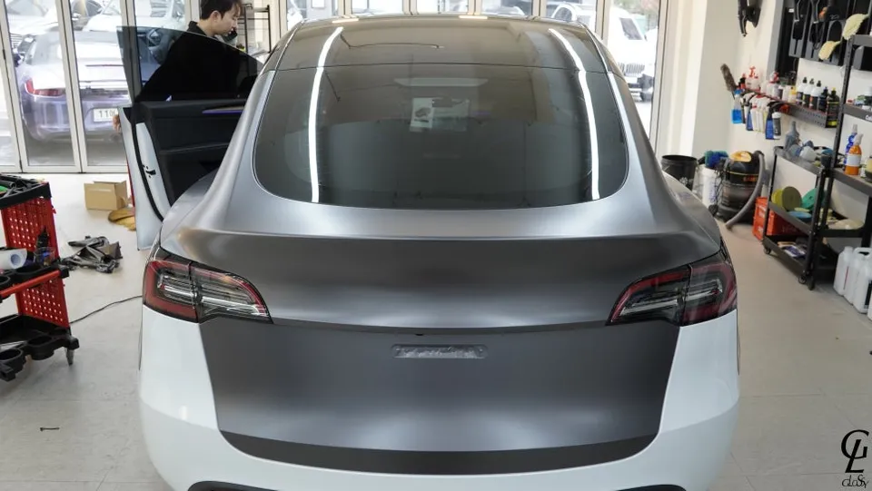 Tesla Model Yのカーラッピング事例:サテンダークグレー 施工写真 2-2