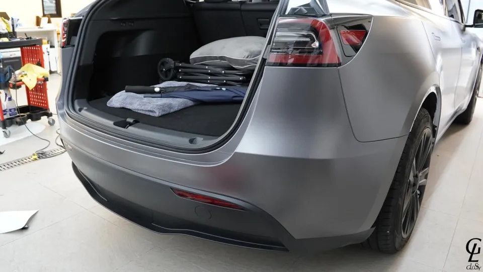 Tesla Model Yのカーラッピング事例:サテンダークグレー 施工写真 3-2