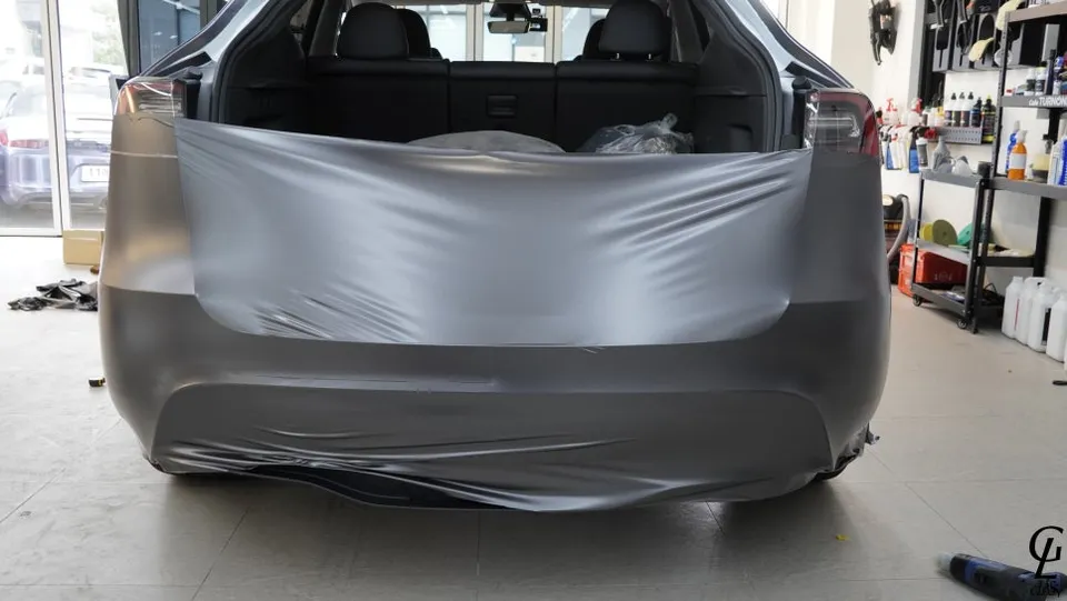 Tesla Model Yのカーラッピング事例:サテンダークグレー 施工写真 4-2