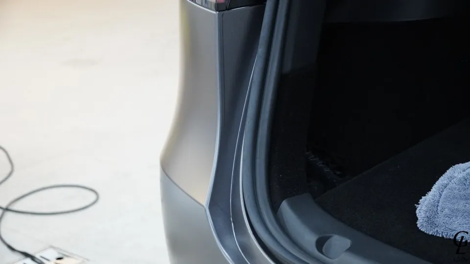 Tesla Model Yのカーラッピング事例:サテンダークグレー 施工写真 1-3
