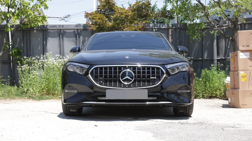 Mercedes-Benz E-Classのカーラッピング事例 施工写真 3-2
