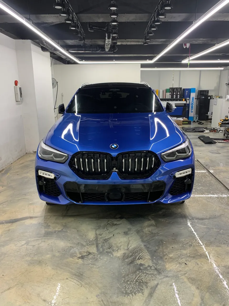 BMW X6のカーラッピング事例｜サテンブラックとクロームデリート 施工写真 2-1