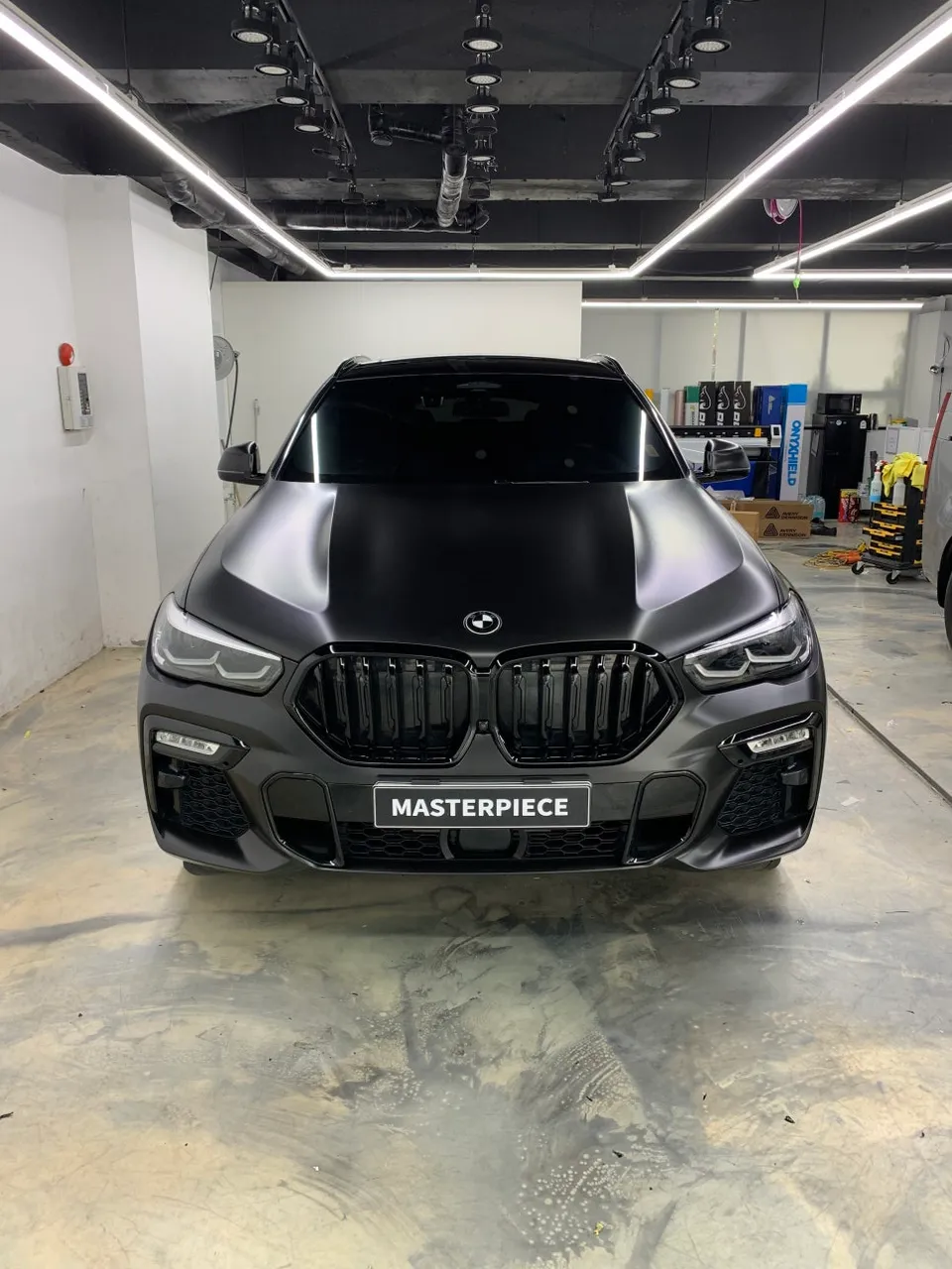 BMW X6のカーラッピング事例｜サテンブラックとクロームデリート 施工写真 3-1