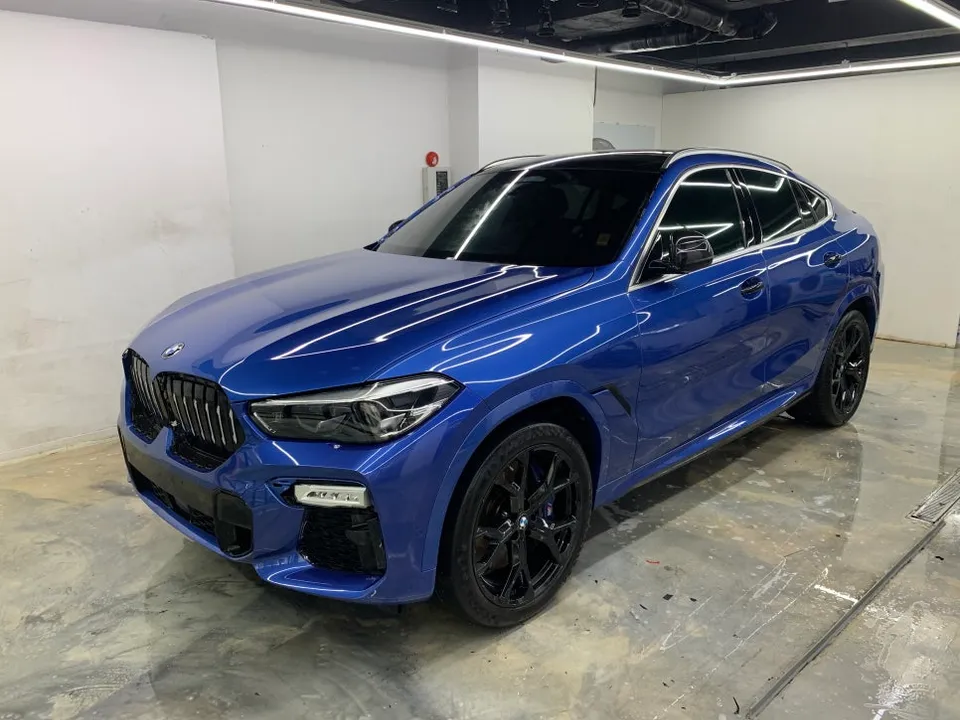 BMW X6のカーラッピング事例｜サテンブラックとクロームデリート 施工写真 4-1