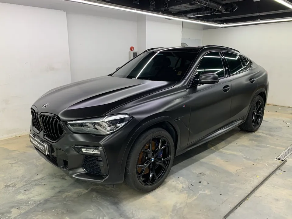BMW X6のカーラッピング事例｜サテンブラックとクロームデリート 施工写真 1-2