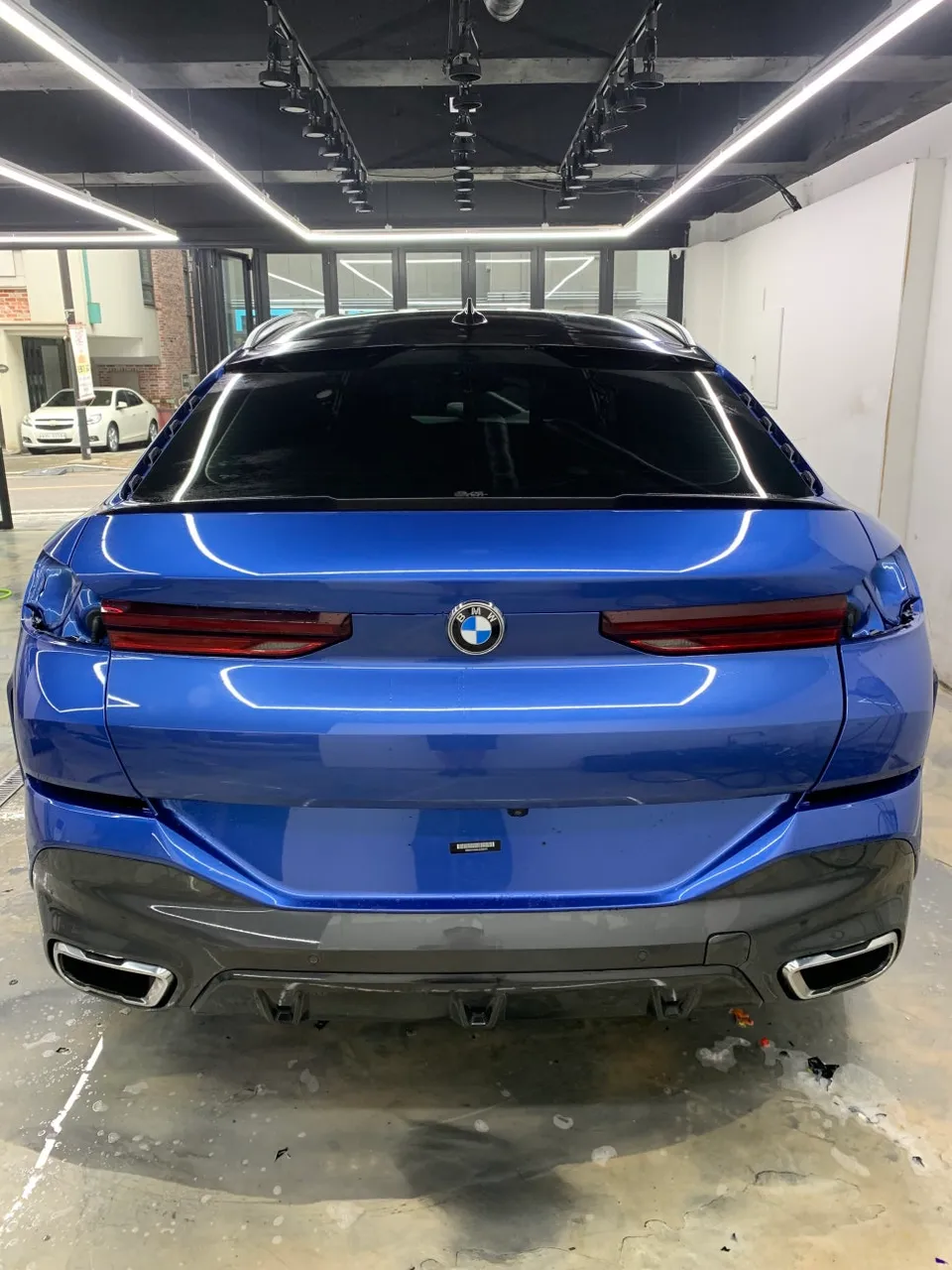 BMW X6のカーラッピング事例｜サテンブラックとクロームデリート 施工写真 2-2