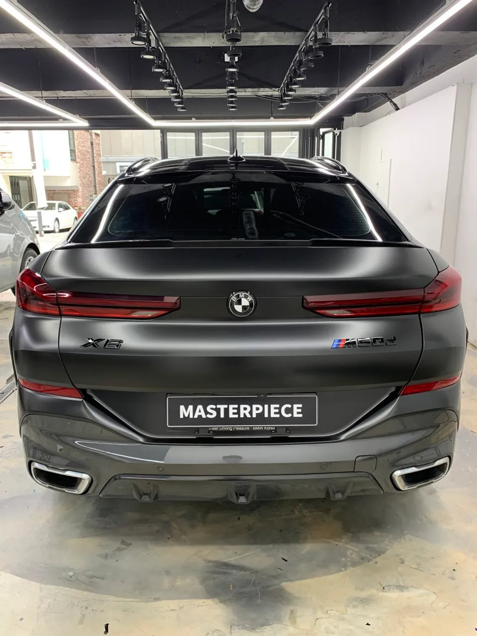 BMW X6のカーラッピング事例｜サテンブラックとクロームデリート 施工写真 3-2