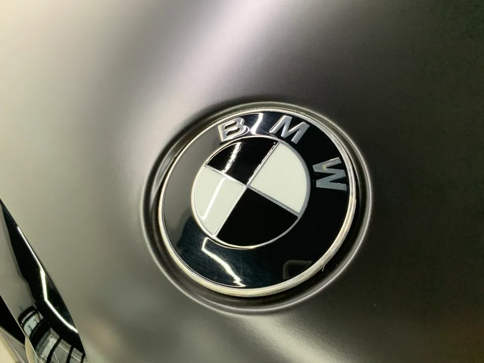 BMW X6のカーラッピング事例｜サテンブラックとクロームデリート 施工写真 4-2