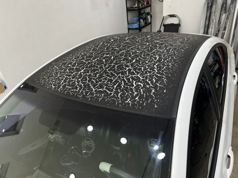 Hyundai Accentのカーラッピング事例|3M黒フィルムで高級感アップ 施工写真 2-1