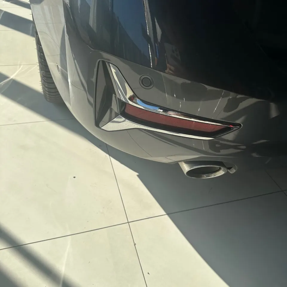 BMW 3 Seriesのカーラッピング事例:クロームパーツのブラックアウト化 施工写真 1-2