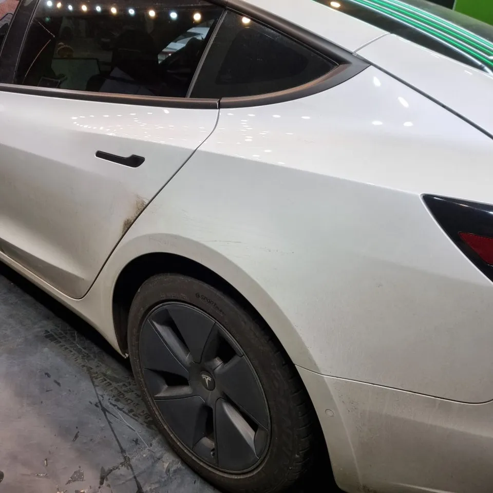 Tesla Model 3のガラスコーティング事例 施工写真 2-1