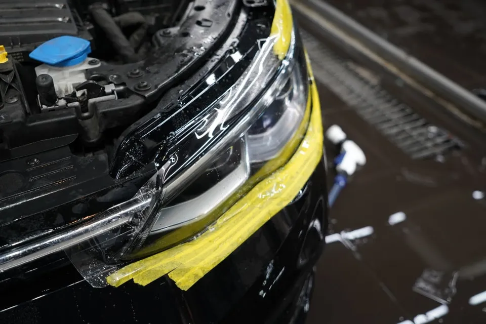 Volkswagen GolfのPPF施工事例：ヘッドライト保護の実際 施工写真 1-1