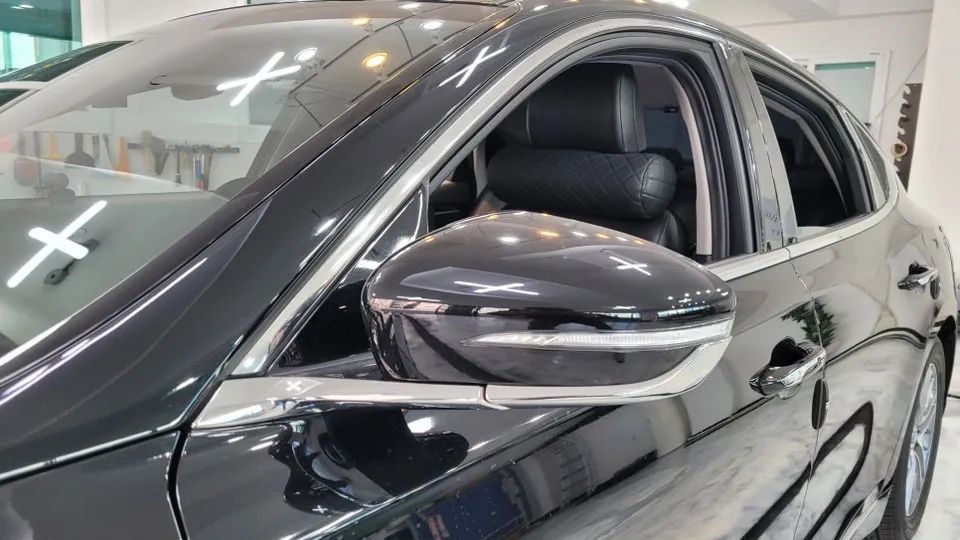 Hyundai Azeraのカーラッピング事例|クローム除去で印象激変 施工写真 1-2