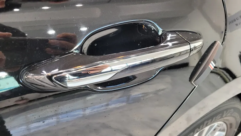 Hyundai Azeraのカーラッピング事例|クローム除去で印象激変 施工写真 3-2