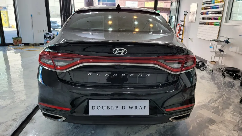 Hyundai Azeraのカーラッピング事例|クローム除去で印象激変 施工写真 4-2