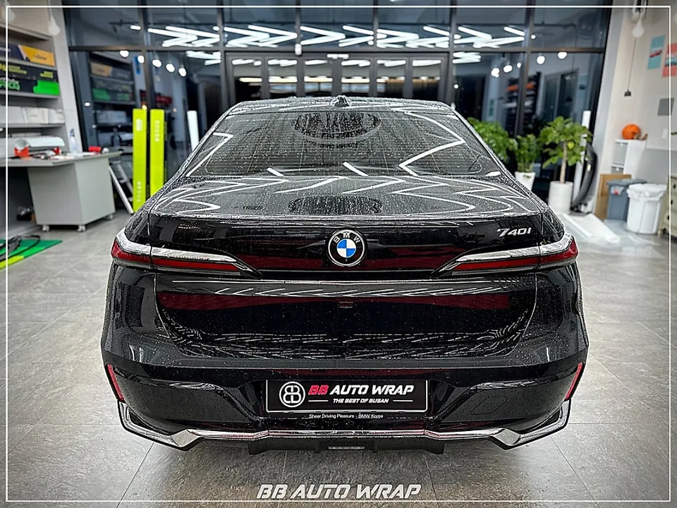 BMW 7 Series G11のカーラッピング事例|費用目安・仕上がり 施工写真 4-1