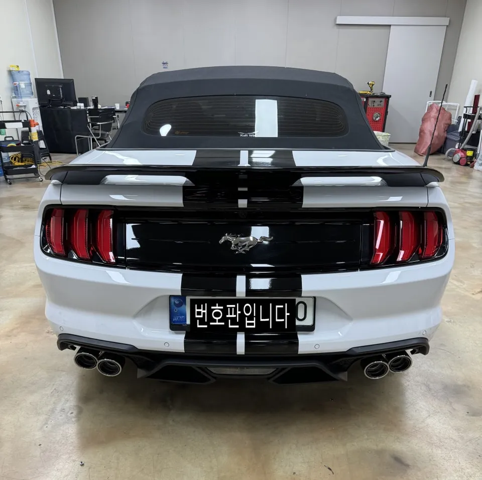 Ford Mustangのカーラッピング事例｜黒デカールで個性を演出 写真