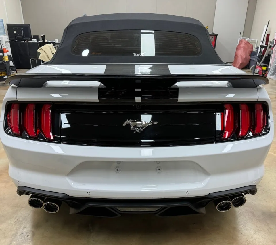 Ford Mustangのカーラッピング事例｜黒デカールで個性を演出 施工写真 1-1
