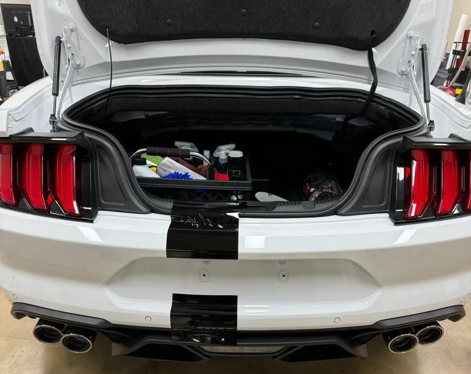 Ford Mustangのカーラッピング事例｜黒デカールで個性を演出 施工写真 2-1