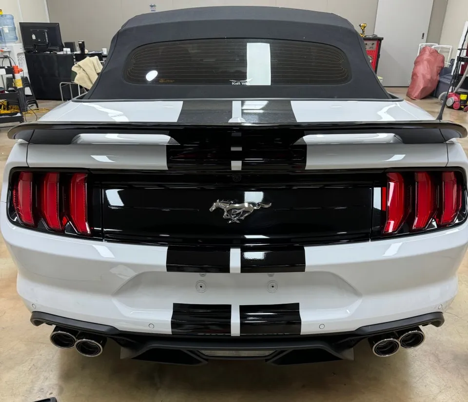 Ford Mustangのカーラッピング事例｜黒デカールで個性を演出 施工写真 1-2