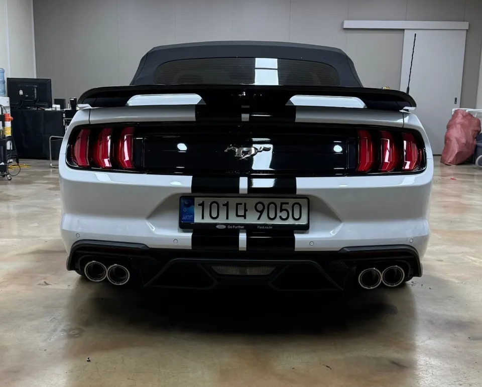 Ford Mustangのカーラッピング事例｜黒デカールで個性を演出 施工写真 2-2