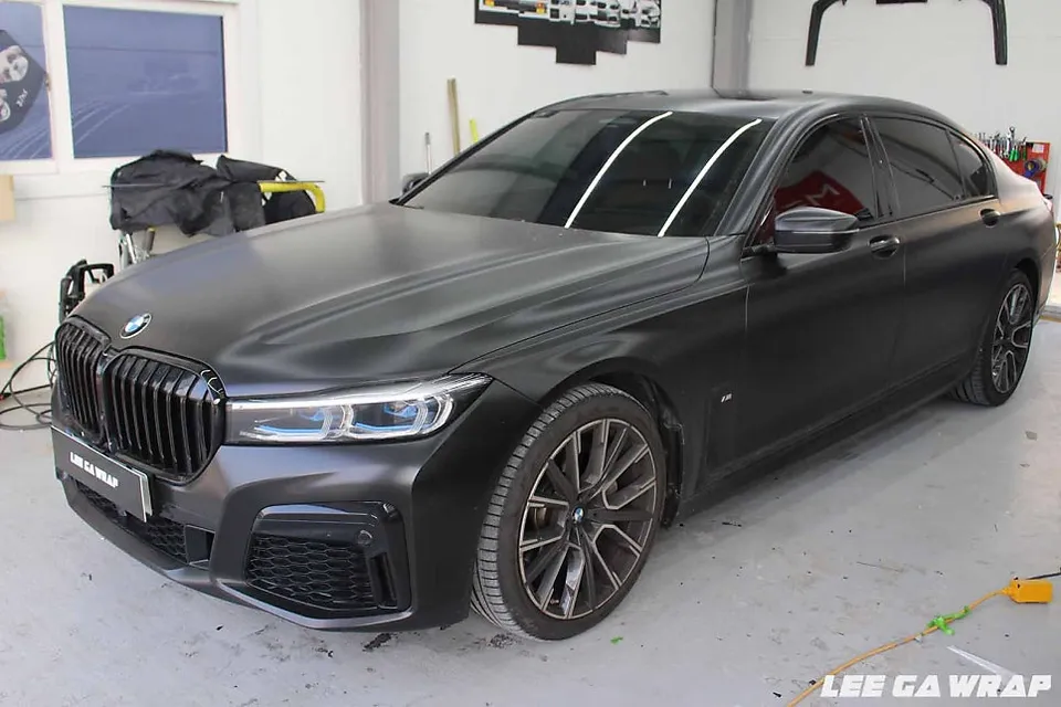 BMW 7 Seriesのカーラッピング事例|費用目安・仕上がり 施工写真 1-2