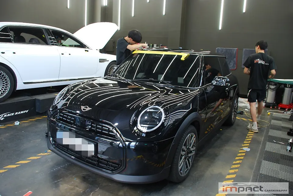 MINI MINI Cooperのカーラッピング事例|オールブラック化 施工写真 2-2